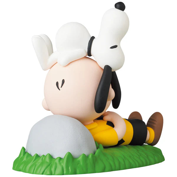 Medicom UDF Peanuts 13 Napping Charlie Brown and Snoopy