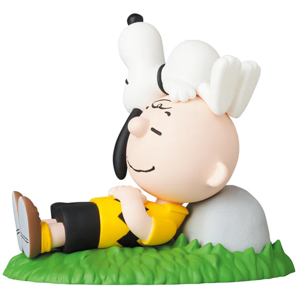 Medicom UDF Peanuts 13 Napping Charlie Brown and Snoopy