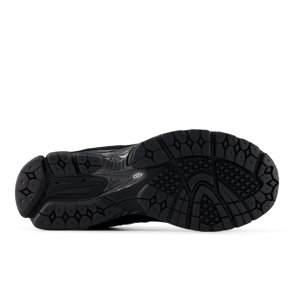 New Balance 2002R Black / Black (U2002RQ)