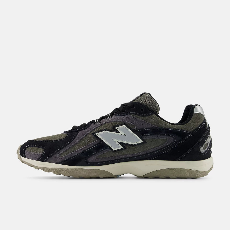 New Balance 204L - Black with Magnet