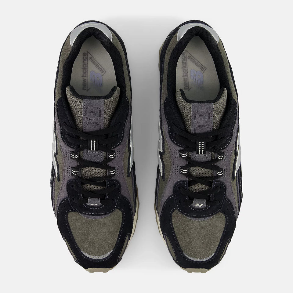 New Balance 204L - Black with Magnet