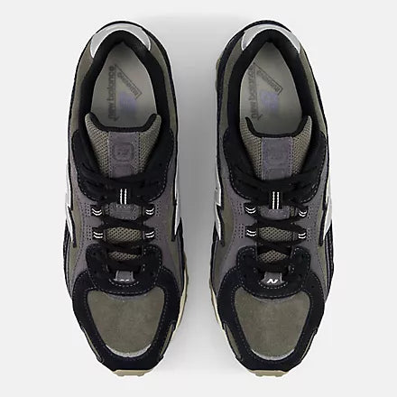 New Balance 204L - Black with Magnet