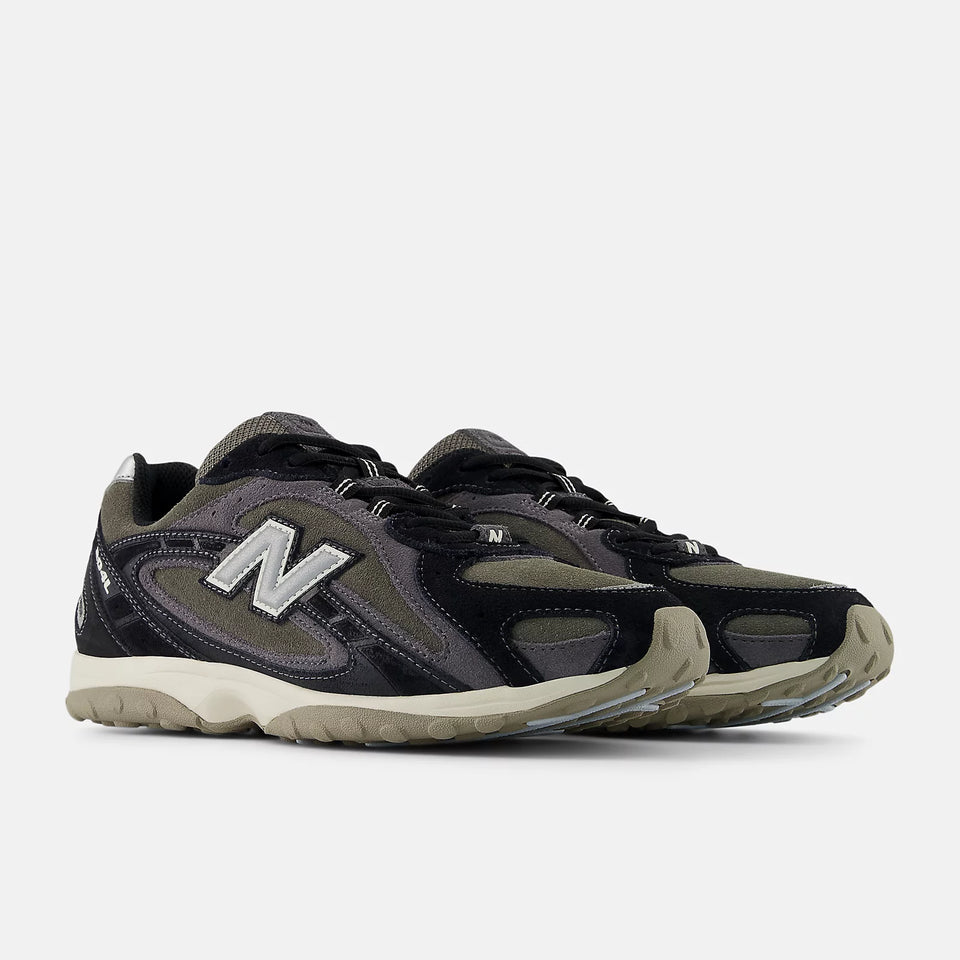 New Balance 204L - Black with Magnet