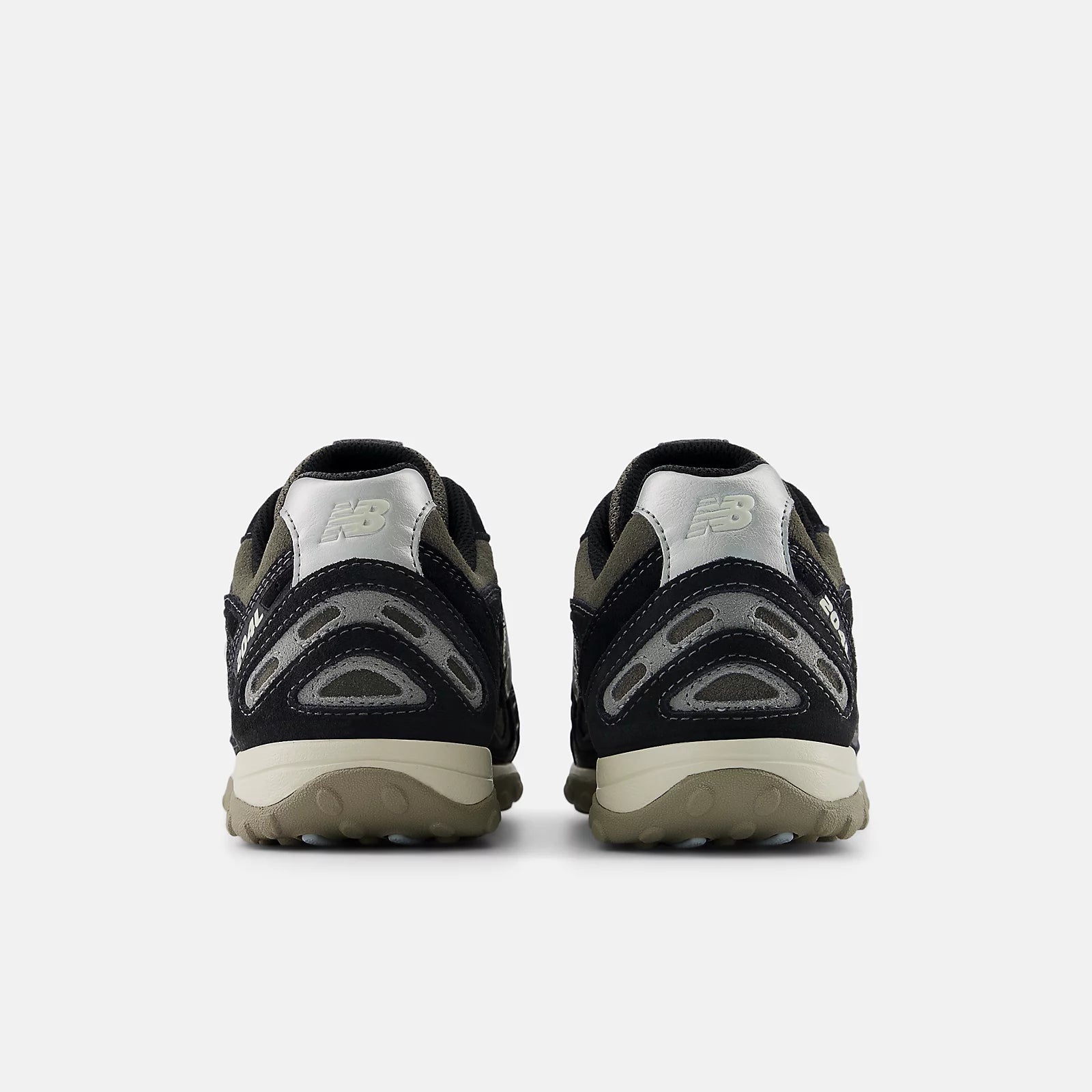 New Balance 204L - Black with Magnet